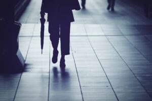 都会の雑踏。失われた自然のチカラを温もり本舗のラジウムグッズで取り戻しましょう。